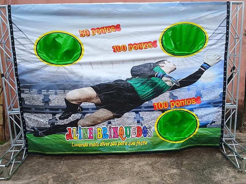 Painel de chute ao gol com alvos de 50 e 100 pontos em estrutura de alumínio